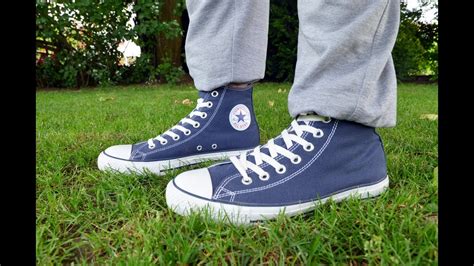 girl wearing navy blue converse.